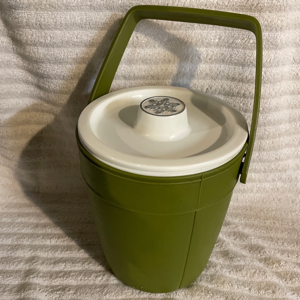 Vintage RUBBERMAID Ice Bucket